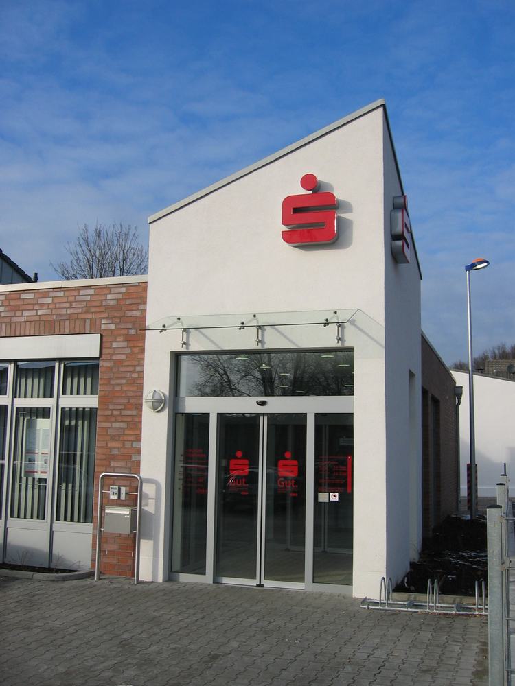 Eingang einer Bankfiliale mit Luftschleieranlage