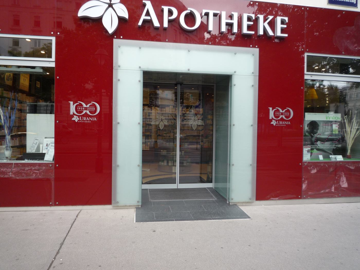 Apothekeneingang mit Schiebetür