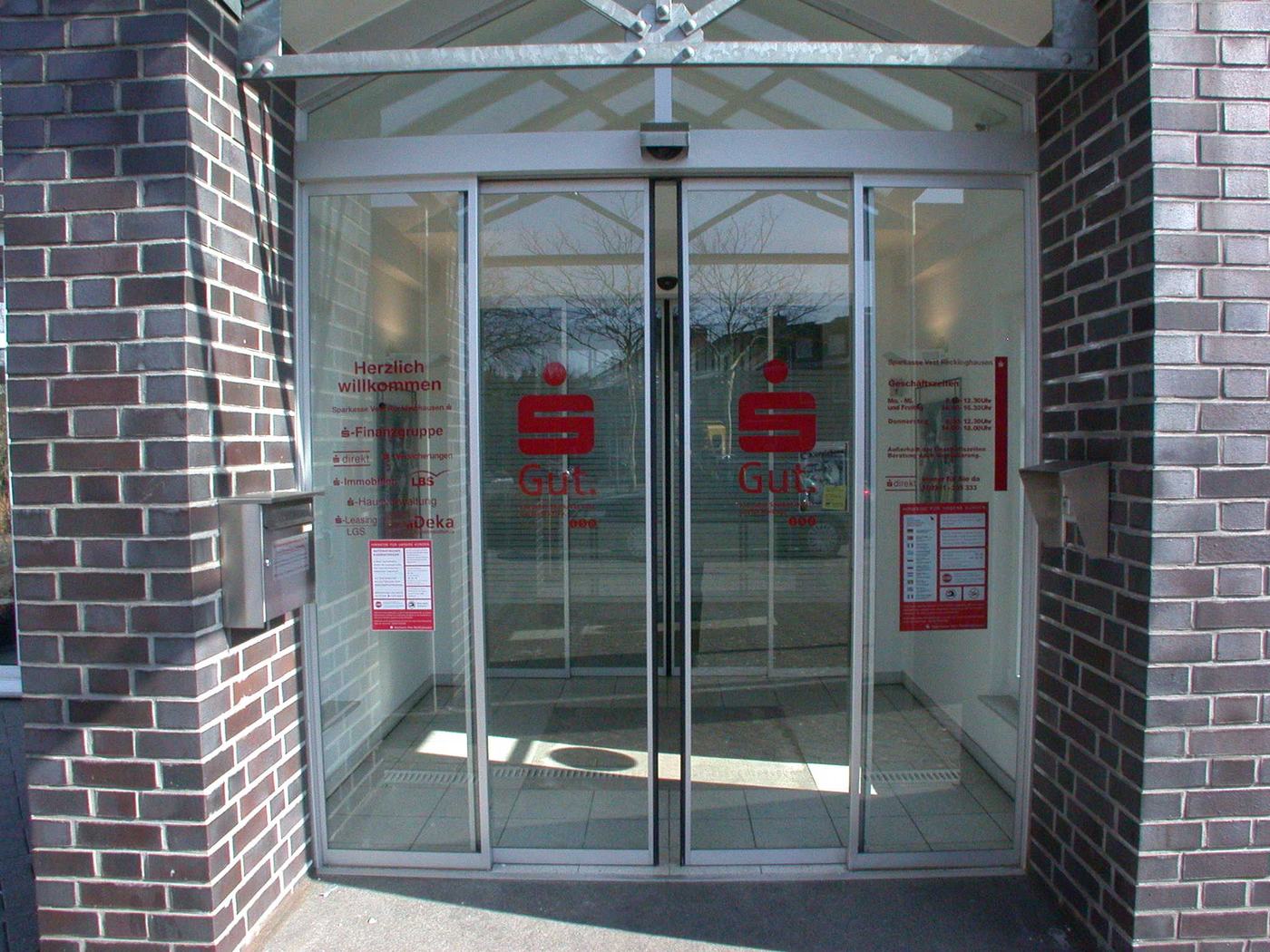 Ganzglas-Schiebetür in Klinkerfassade