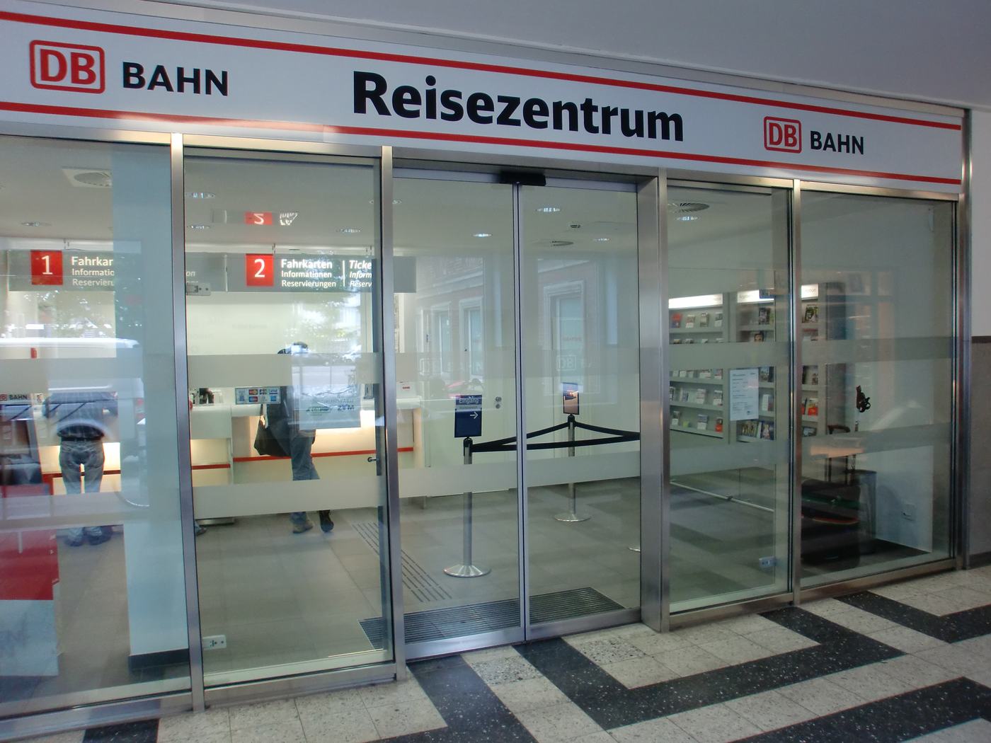Automatische Schiebetüren in einem Reisezentrum