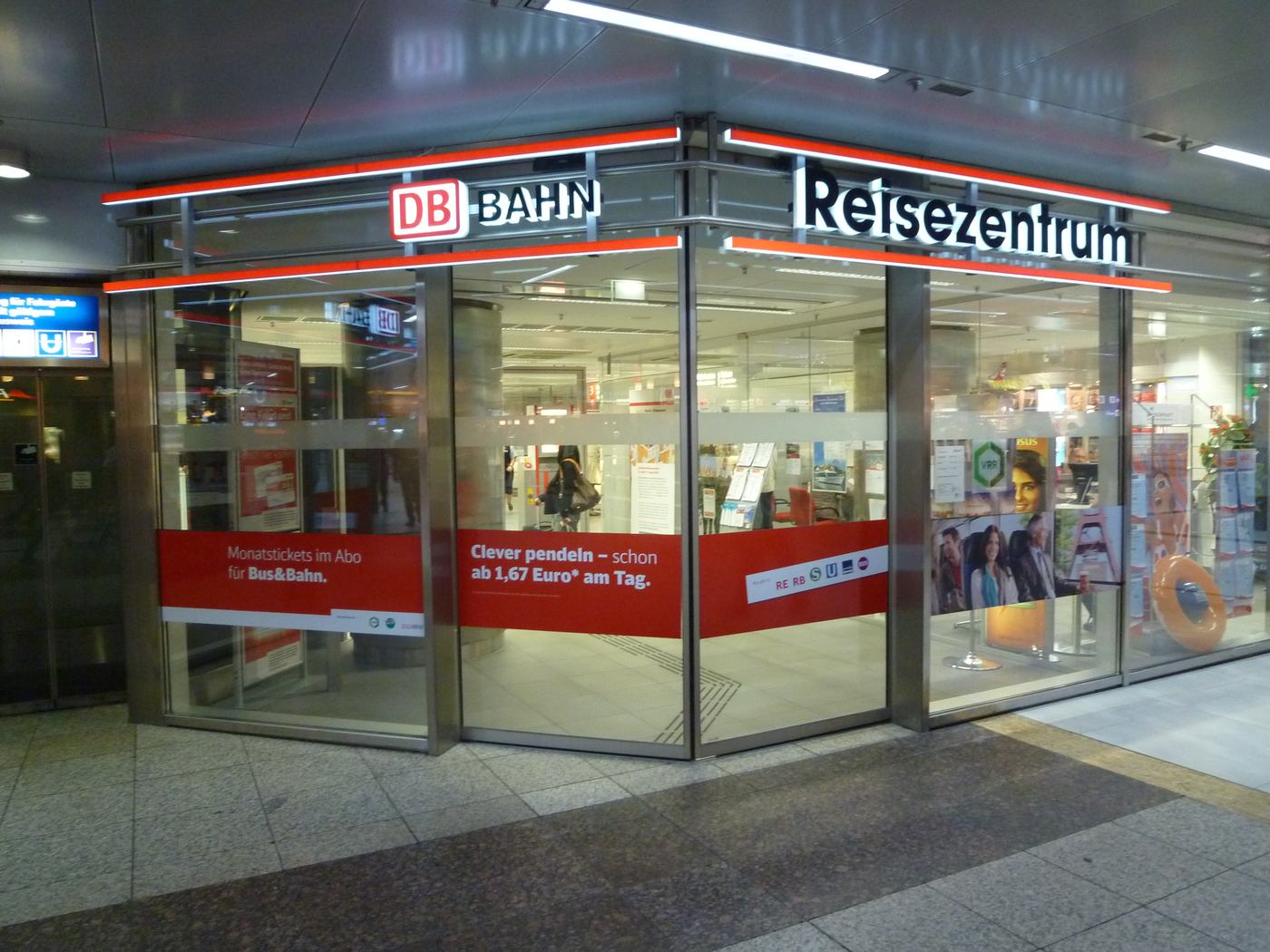 Reisezentrum im Hauptbahnhof – Ganzglasfront