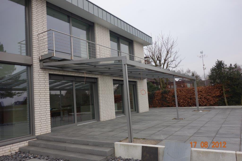 Glasfassade mit Vordach an einem Neubau