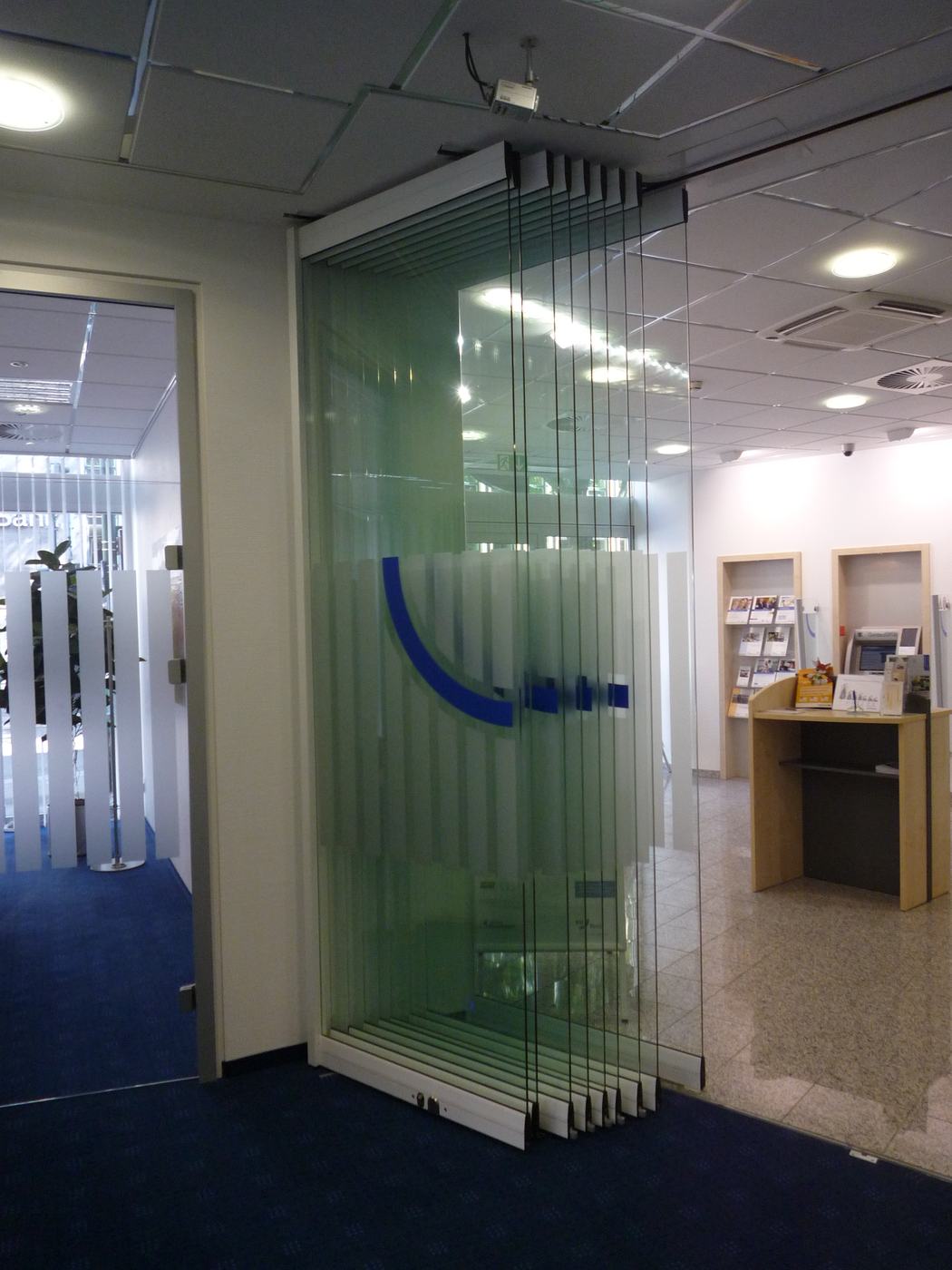 Glasschiebewand, geparkt