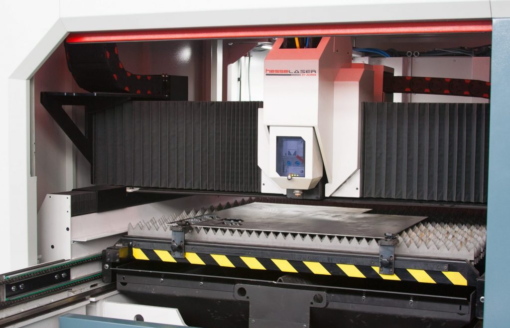 CNC-Laserschneidanlage mit Blechtafel auf dem Wechseltisch