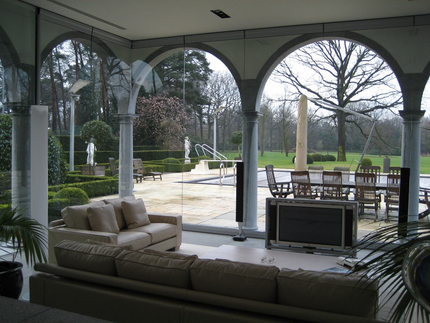 Ganzglas-Front mit Blick in den Park