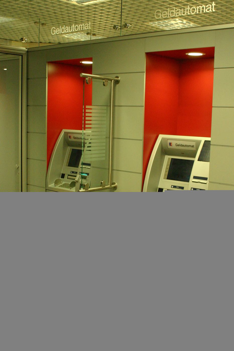 Automatenbereich einer Bank – SB-Bereich