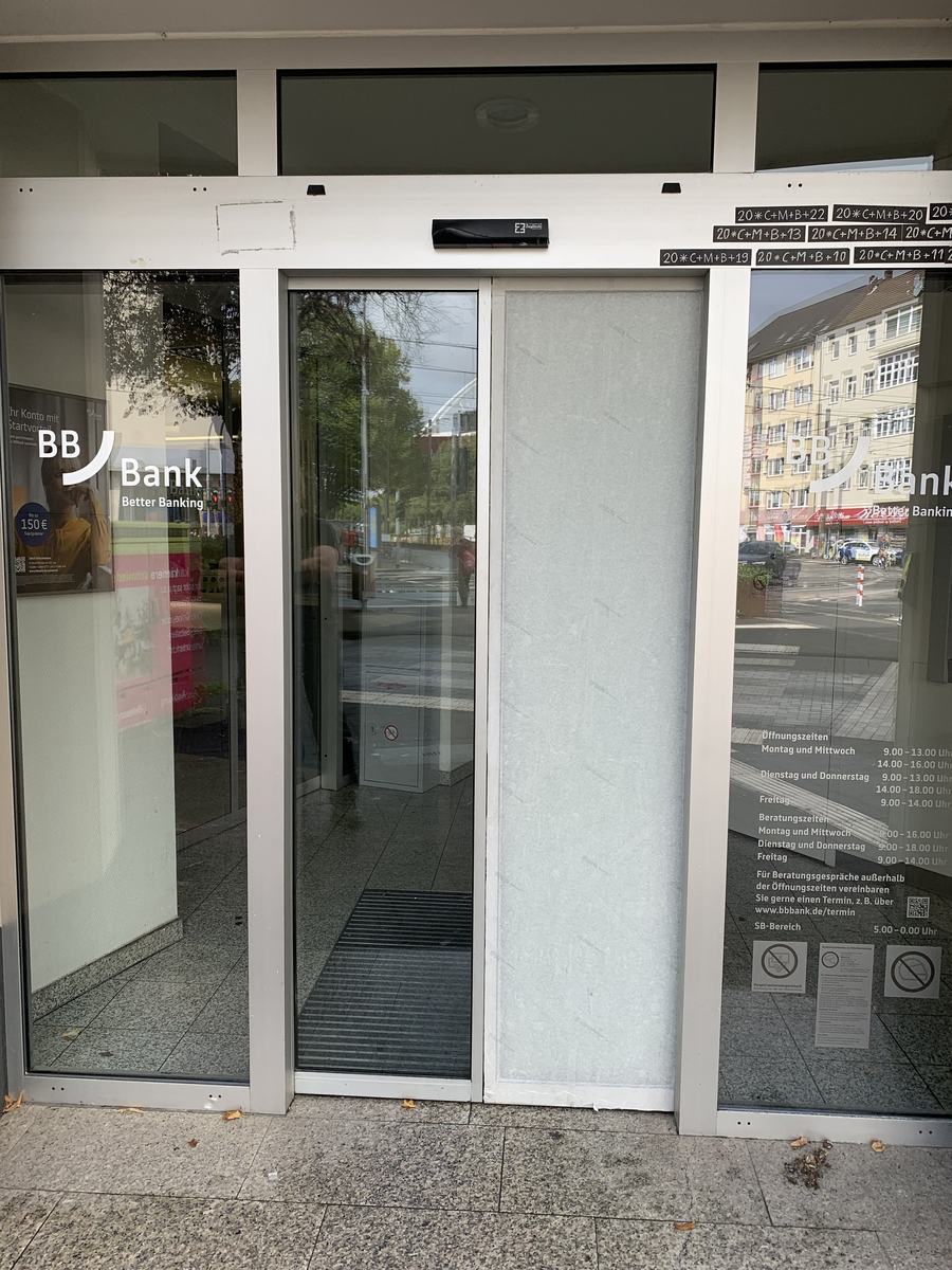 Automatische Schiebetür in einem Bankfoyer